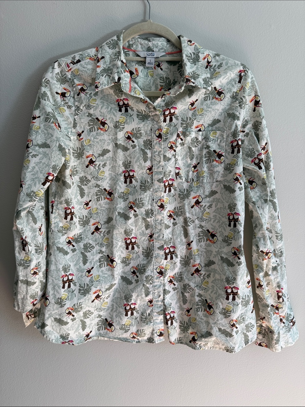 Croft & Barrow White Button-Up Shirt with Green Leaf and Multicolor Toucan Print